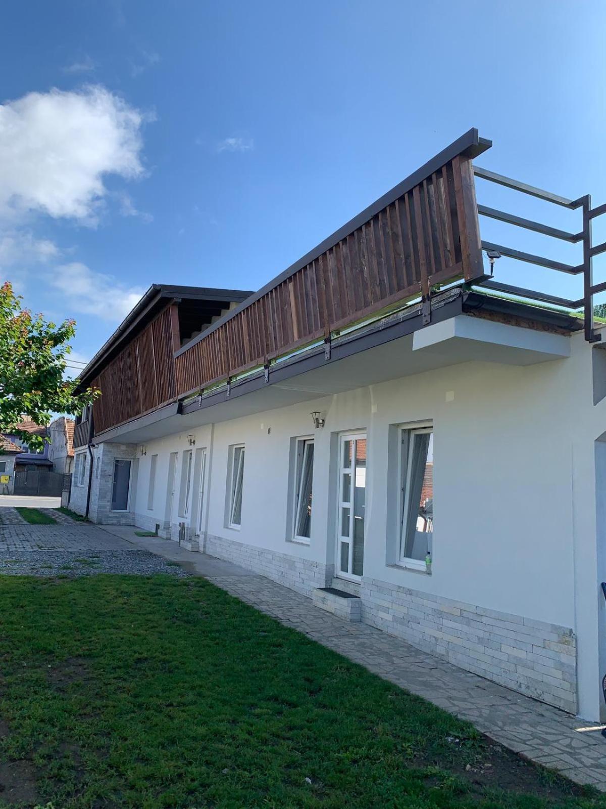 Luxus Cluj Airport Apartments ภายนอก รูปภาพ