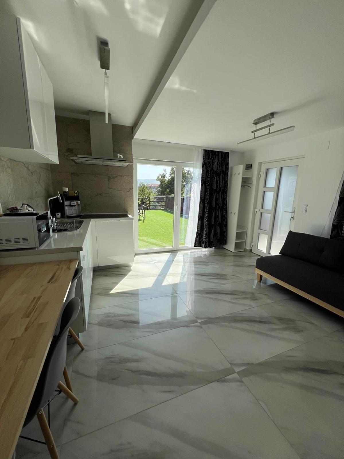 Luxus Cluj Airport Apartments ภายนอก รูปภาพ
