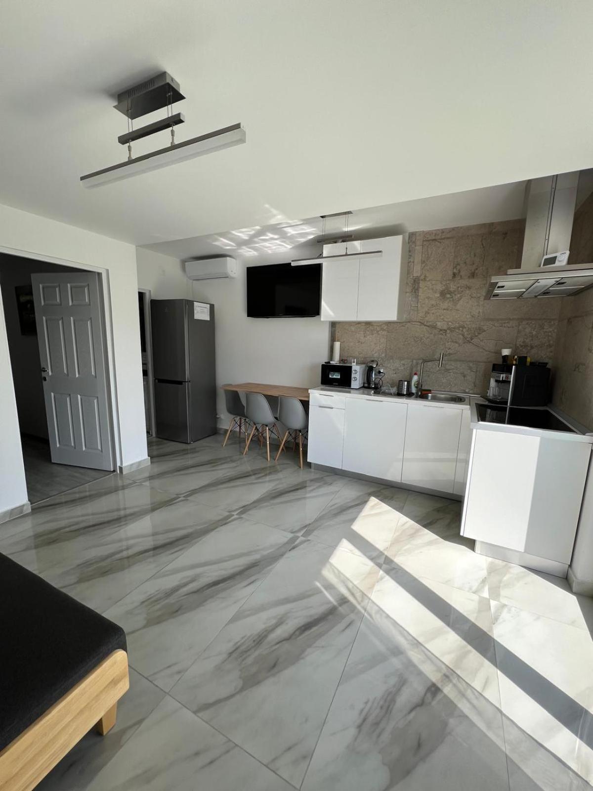 Luxus Cluj Airport Apartments ภายนอก รูปภาพ
