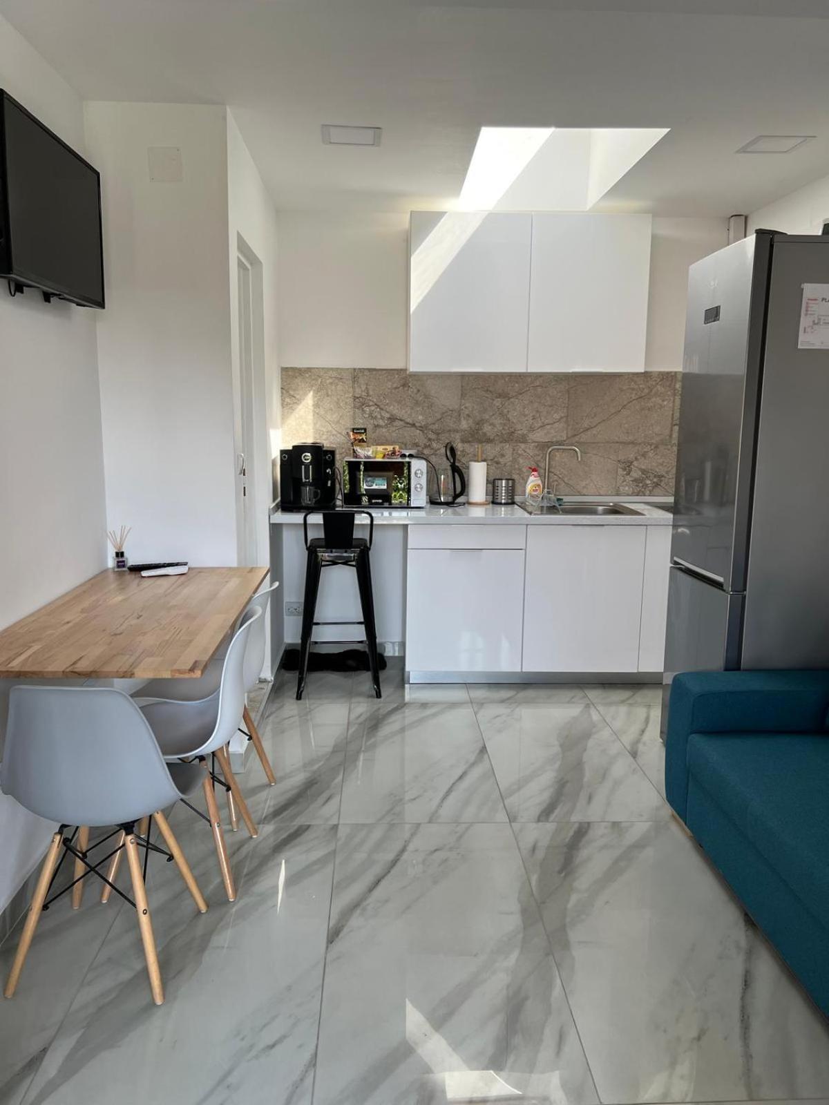 Luxus Cluj Airport Apartments ภายนอก รูปภาพ