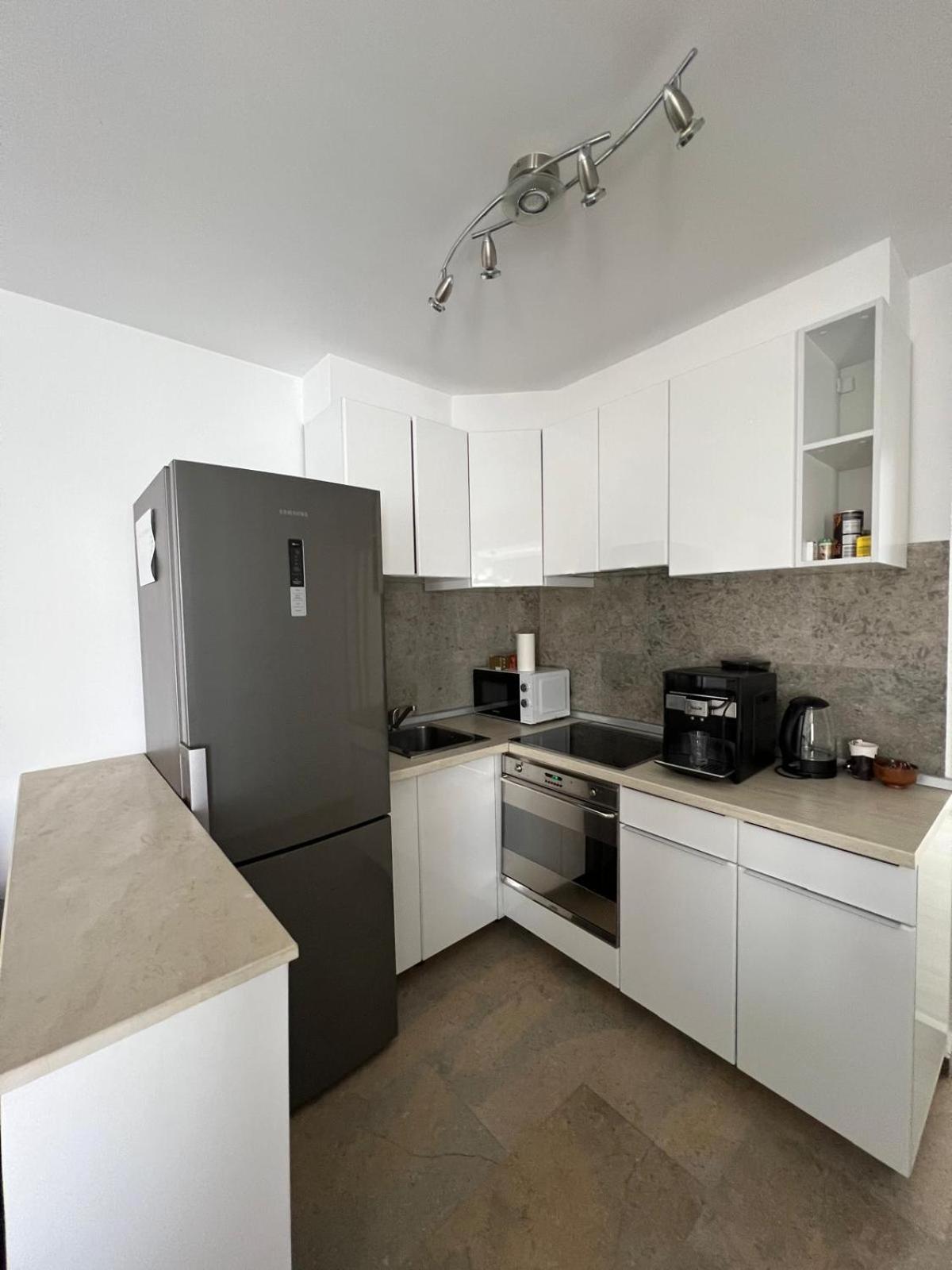 Luxus Cluj Airport Apartments ภายนอก รูปภาพ
