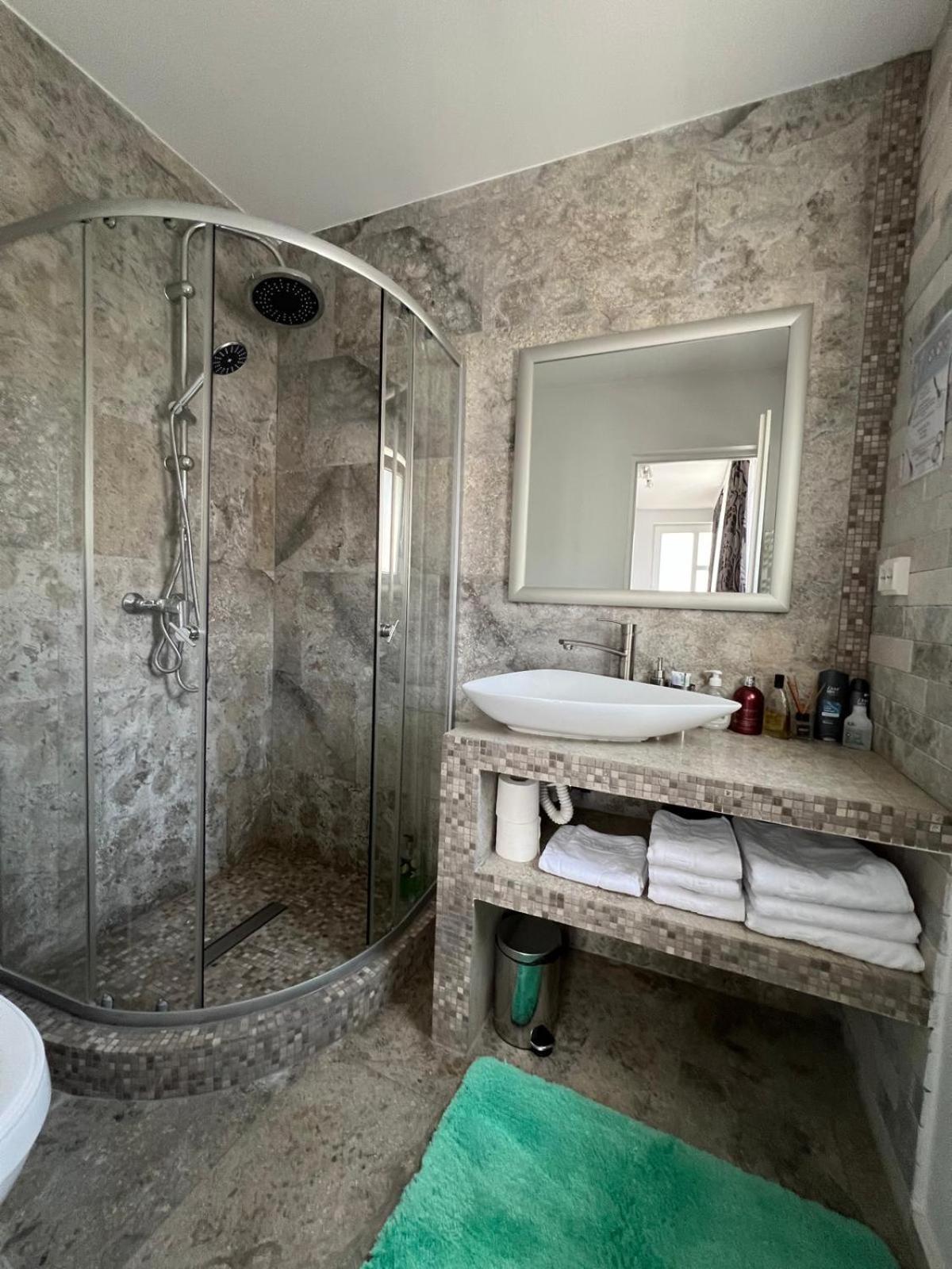 Luxus Cluj Airport Apartments ภายนอก รูปภาพ