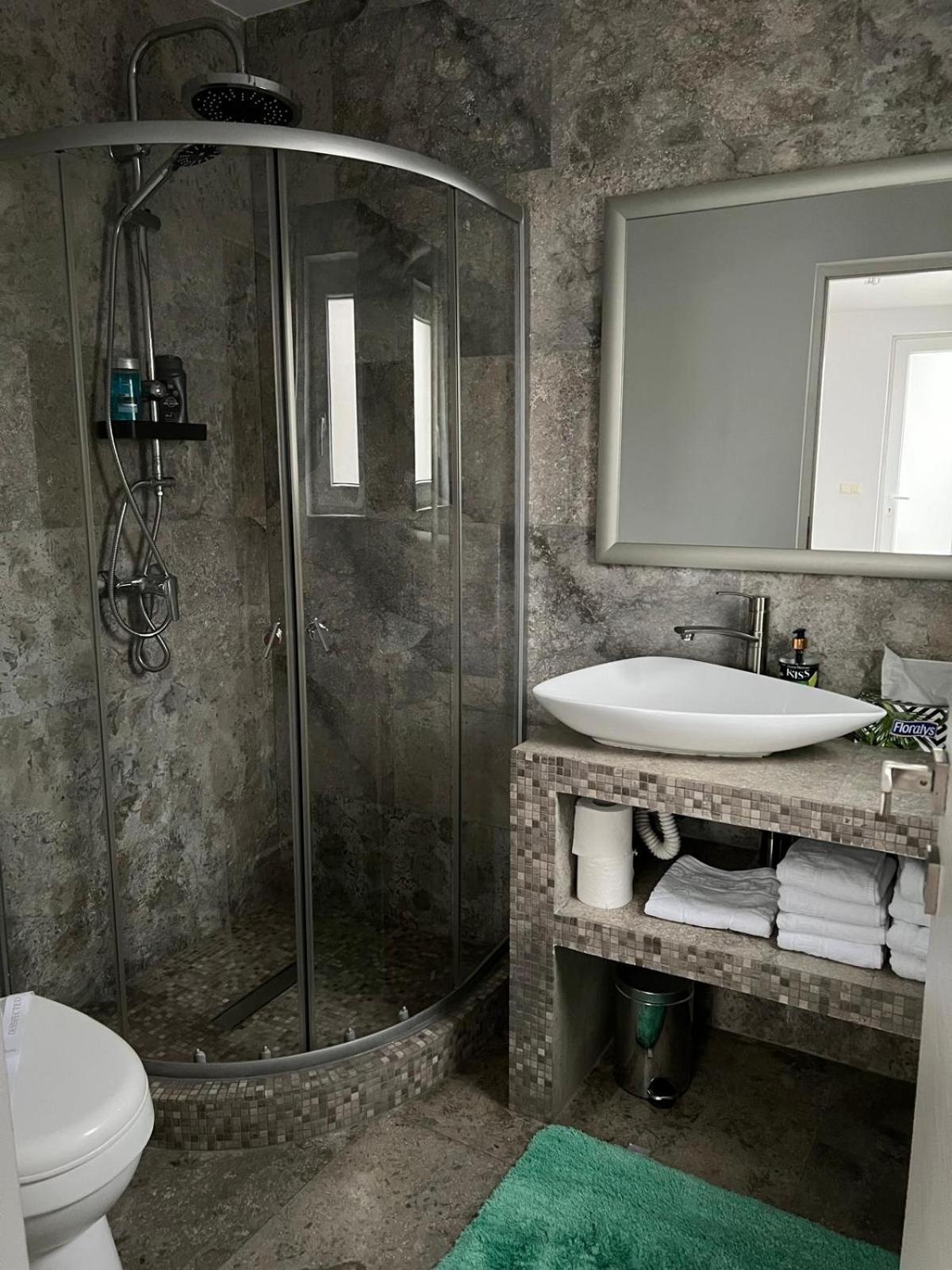 Luxus Cluj Airport Apartments ภายนอก รูปภาพ