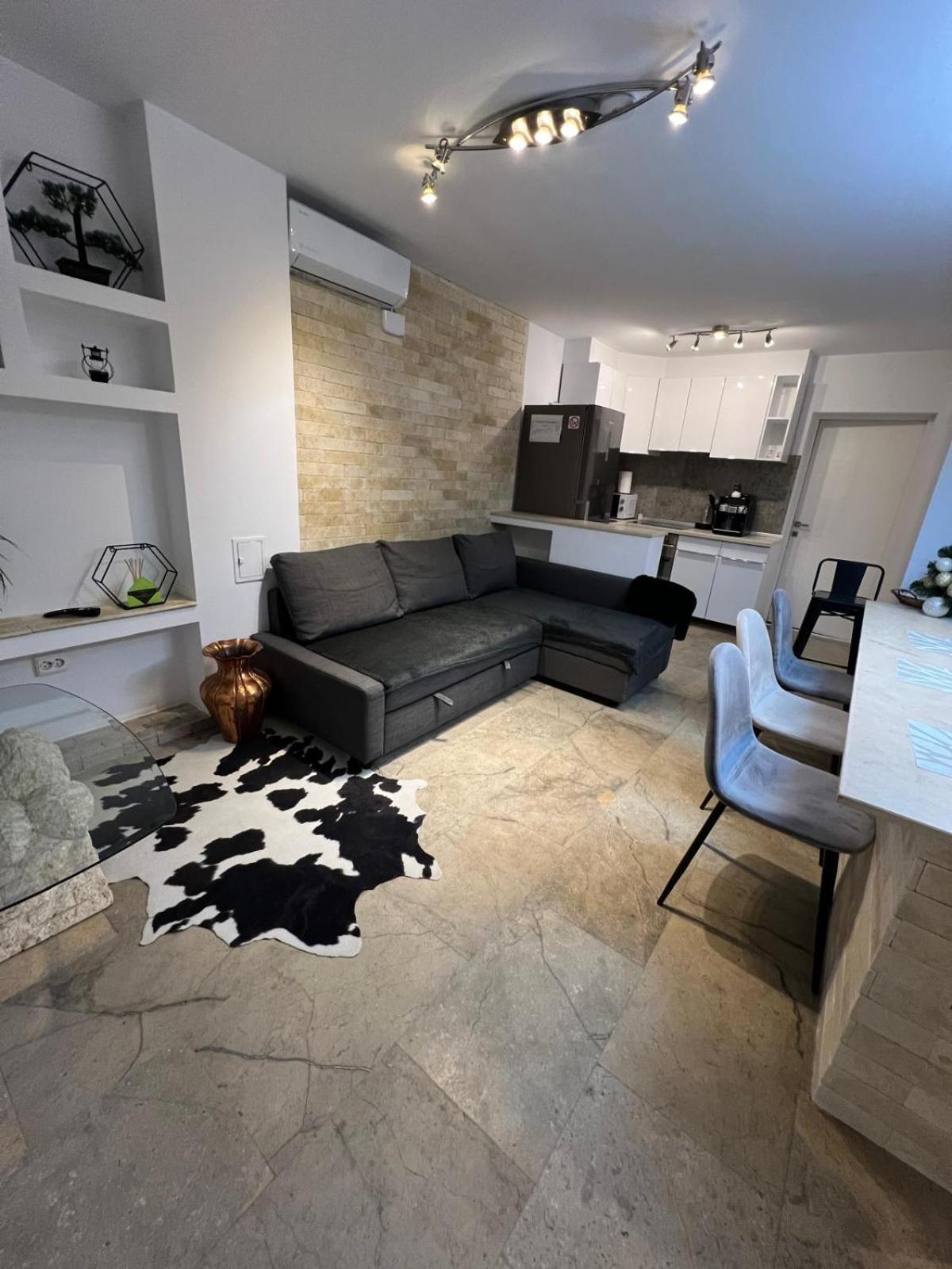 Luxus Cluj Airport Apartments ภายนอก รูปภาพ